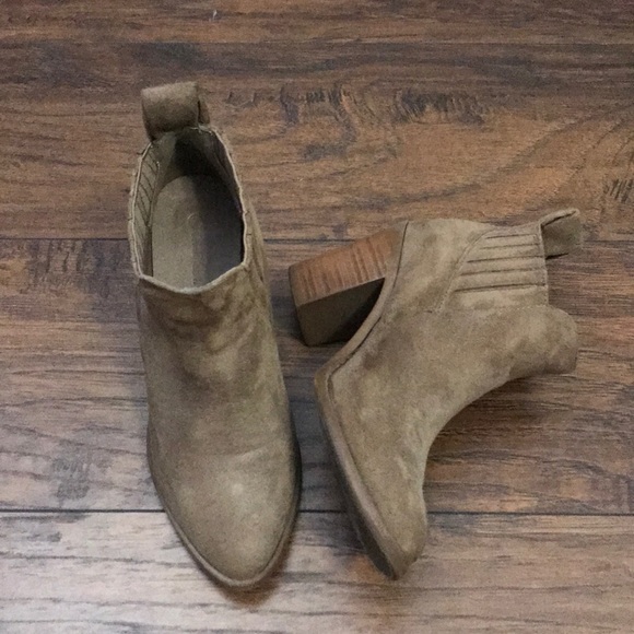 Wild Diva Shoes - Faux Suede booties 🤩